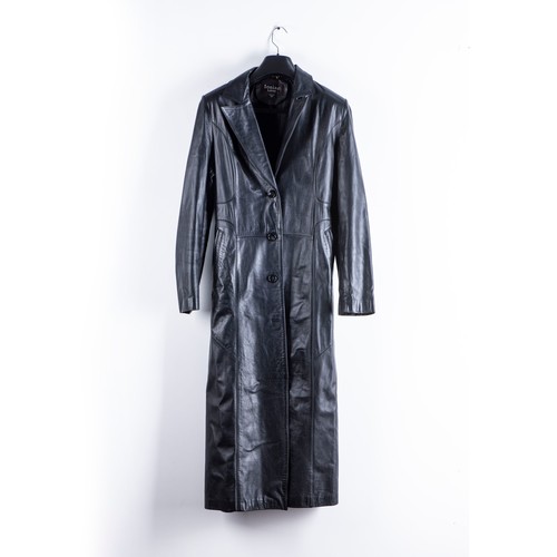 431 - A VINTAGE BUTTON DOWN WOMEN'S LEATHER TRENCH COAT.