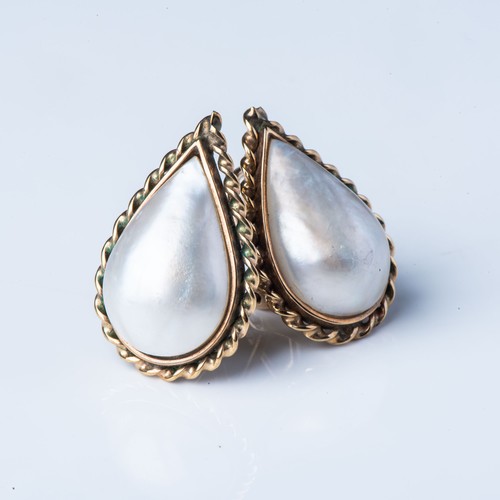 847 - A PAIR OF MABÉ PEARL EARRINGS