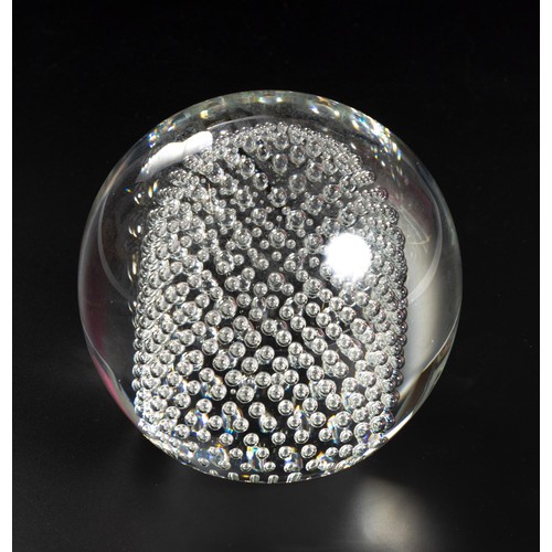 586 - A CLEAR GLASS SPHERICAL BULLICANTE PAPERWEIGHT