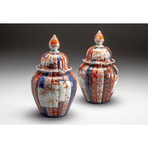 670 - A PAIR OF JAPANESE IMARI 'AUTUMN LANDSCAPE' JARS AND COVERS, MEIJI PERIOD, 1868 - 1912