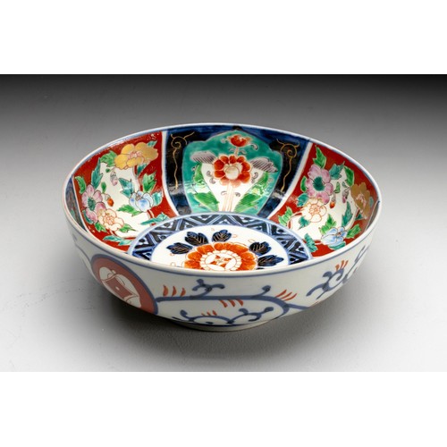 676 - A JAPANESE IMARI BOWL, MEIJI PERIOD, 1868 - 1912