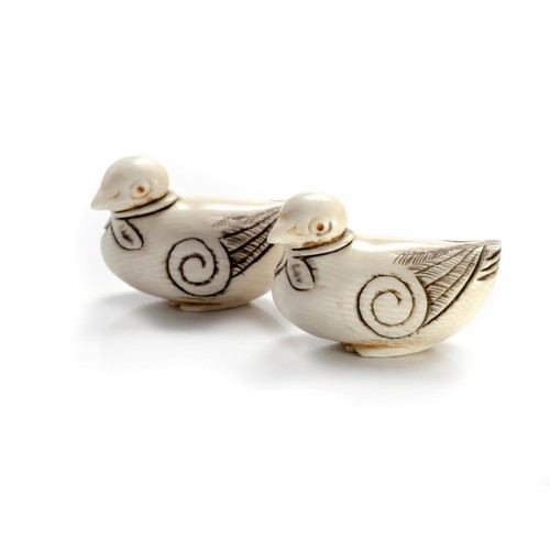 610 - A PAIR OF JAPANESE IVORY 'BIRD' NETSUKE, SHOWA PERIOD, 1926 - 1989