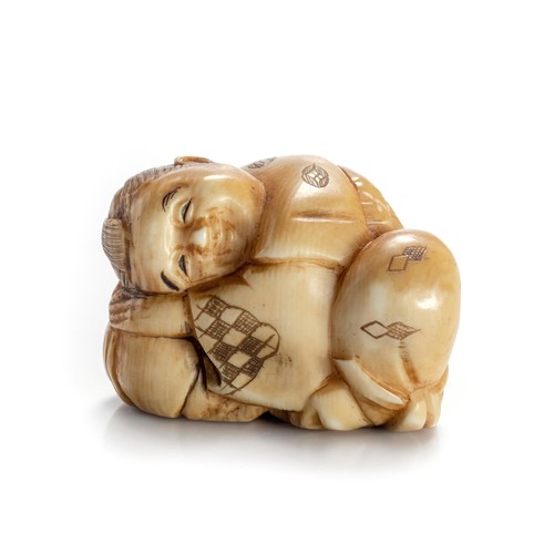 615 - A JAPANESE IVORY NETSUKE OF A RECUMBENT FIGURE, MEIJI PERIOD, 1868 - 1912