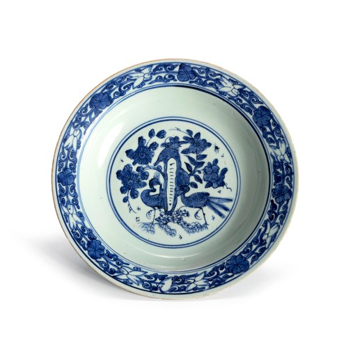 647 - A CHINESE BLUE AND WHITE 'PEACOCK' PLATE, MING DYNASTY, 1368 - 1644