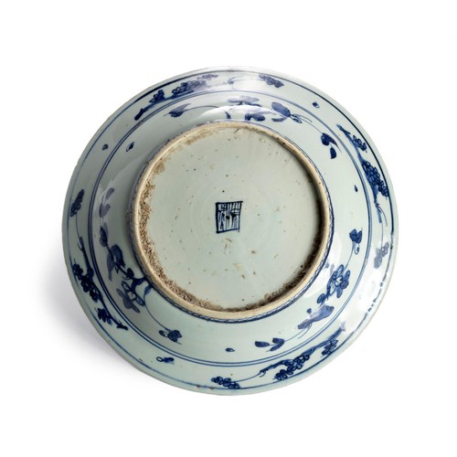 647 - A CHINESE BLUE AND WHITE 'PEACOCK' PLATE, MING DYNASTY, 1368 - 1644