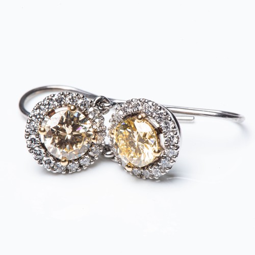 827 - A PAIR OF DIAMOND DROP EARRINGS