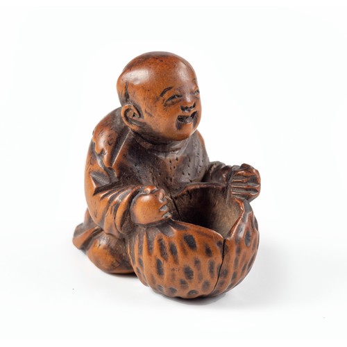 620 - A JAPANESE BOXWOOD 'BOY AND LOTUS' NETSUKE, MEIJI PERIOD, 1868 - 1912