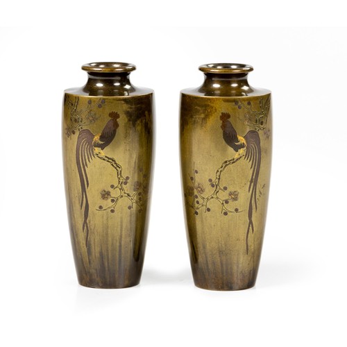 635 - A PAIR OF JAPANESE 'COCKEREL' VASES, MEIJI PERIOD, 1868 - 1912