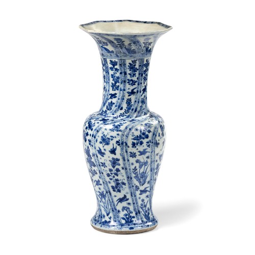 648 - A CHINESE BLUE AND WHITE PHOENIX-TAIL VASE, QING DYNASTY, 1644 - 1912