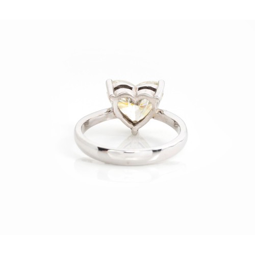 832 - A DIAMOND SOLITAIRE RING