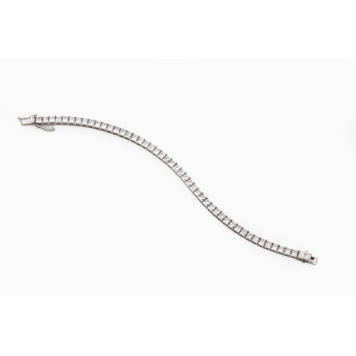 840 - A DIAMOND TENNIS BRACELET