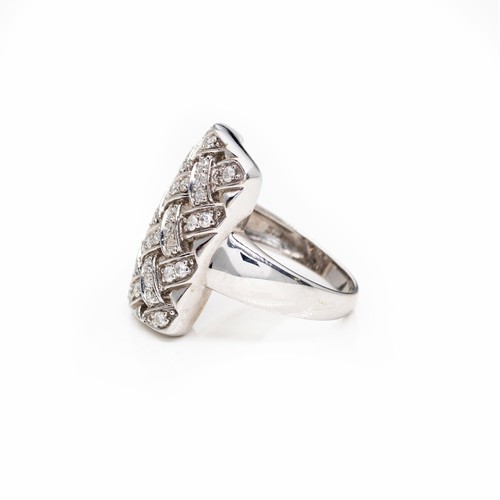 846 - A DIAMOND RING