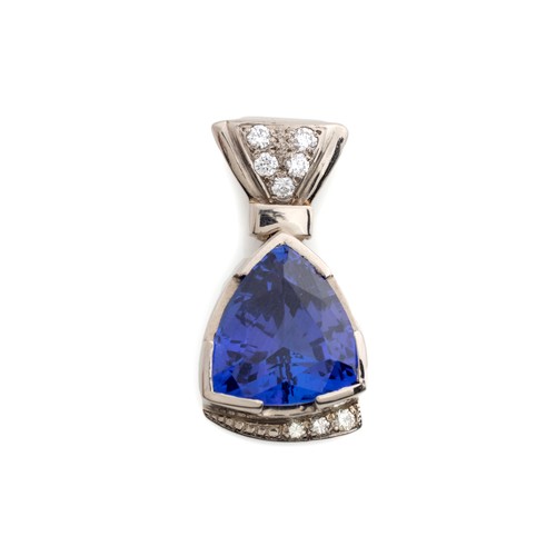 858 - A TANZANITE AND DIAMOND PENDANT SET