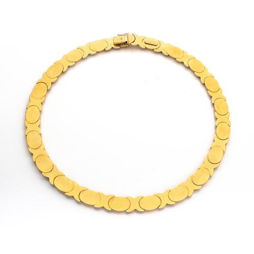 881 - A TWO-TONE 18CT GOLD NECKLACE