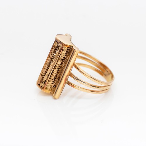 894 - A GOLD RING