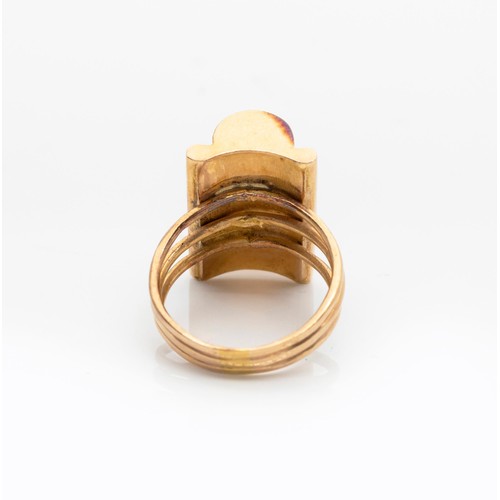 894 - A GOLD RING