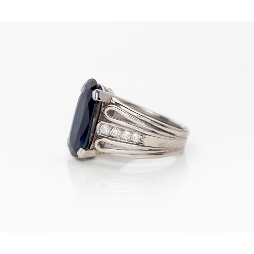 899 - A SAPPHIRE AND DIAMOND RING