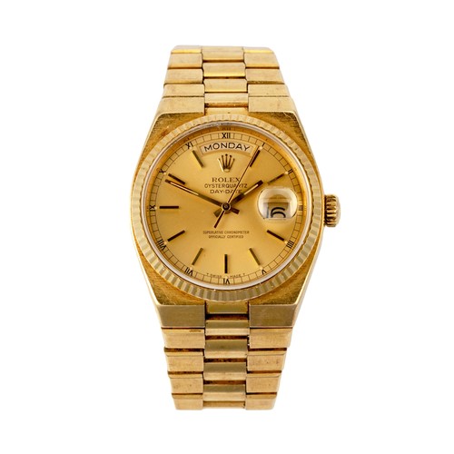 1083 - A GENTLEMAN'S 18CT GOLD WRISTWATCH, ROLEX OYSTERQUARTZ DAY-DATE, CIRCA 1983