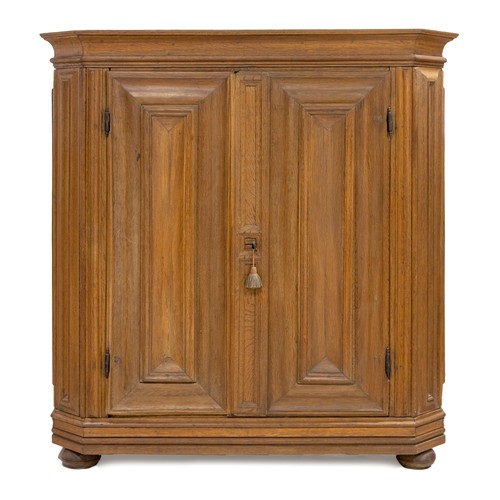 439 - AN OAK CUPBOARD, 19TH CENTURY