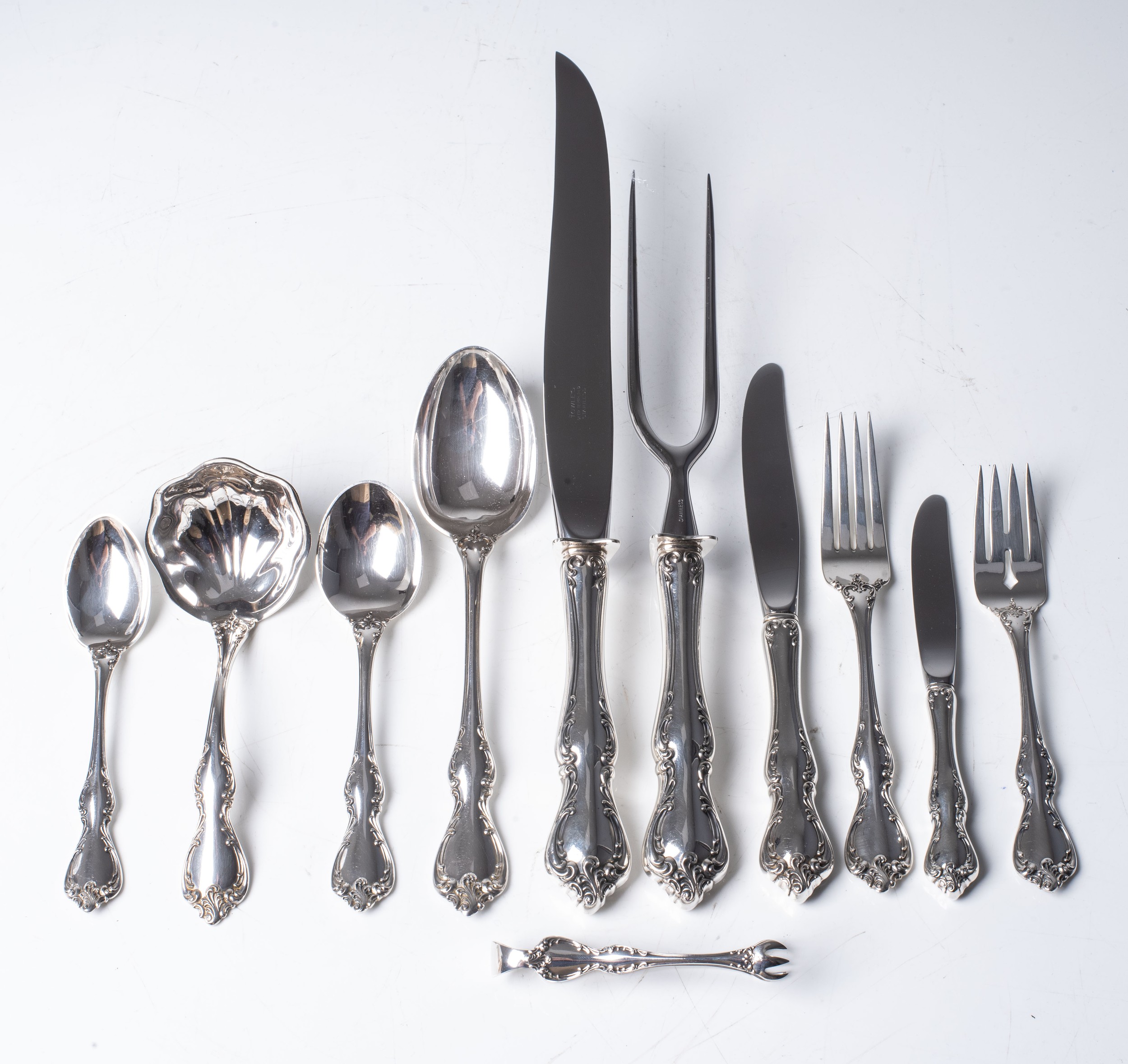 AN ASSEMBLED SET OF QUEEN'S PATTERN SILVER CUTLERY, VARIOUS MAKER'S AND ...