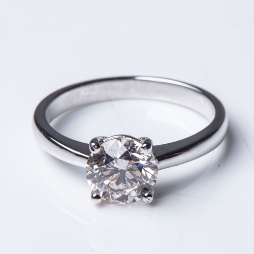 833 - A DIAMOND SOLITAIRE RING 1,59 CARATSClaw-set to the center with a round brilliant-cut diamond weighi... 