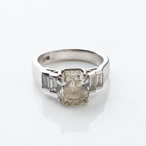 834 - A DIAMOND RING 4,27 CARATSClaw-set to the center with a radiant-cut diamond, accompanied by an EGL c... 