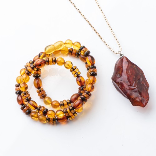 840 - A SUITE OF AMBER JEWELLERYIncluding: a necklace and a pendant on a gold chain, 50cm in length (2)... 