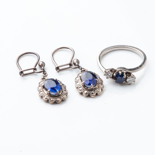 845 - A SAPPHIRE RING AND PAIR OF EARRINGSThe ring claw-set to the center with a natural sapphire flanked ... 