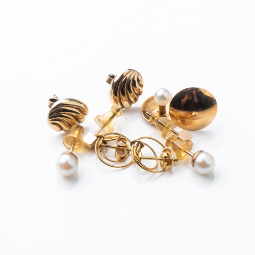 850 - A COLLECTION OF GOLD EARRINGSButtons, knobs, pearls etc.(5)