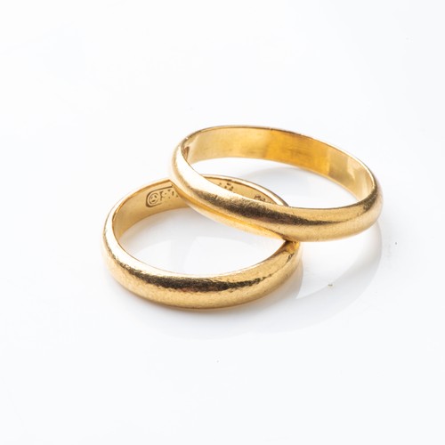 855 - A PAIR OF MATCHING WEDDING BANDSThe half rounded bands 4mm in withd, hallmarked 900, size K (2)... 