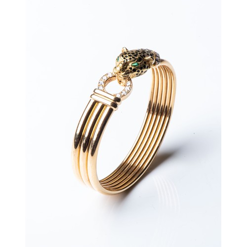 858 - A GOLD CARTIER-STYLE LEOPARD BANGLEPavé-set to the side with 0,40 carats of round brilliant-cut diam... 