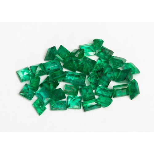 431 - A MELEE OF EMERALDS 5.07 CARATS