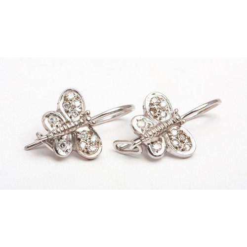 92 - A PAIR OF DIAMOND EARRINGS