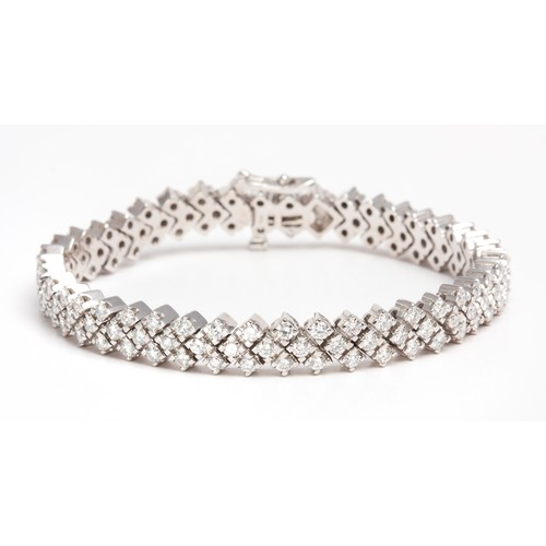 400 - A DIAMOND BRACELET