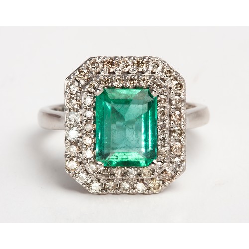 290 - AN EMERALD AND DIAMOND RING