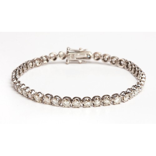 402 - A DIAMOND TENNIS BRACELET