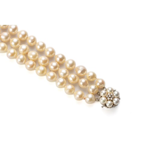 995 - A TRIPLE-STRAND PEARL NECKLACE