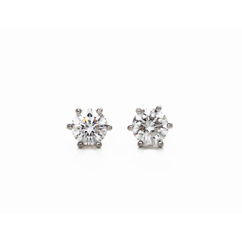 1005 - A PAIR OF DIAMOND EARRINGS