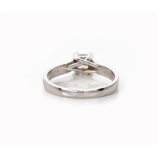 1019 - A DIAMOND SOLITAIRE RING