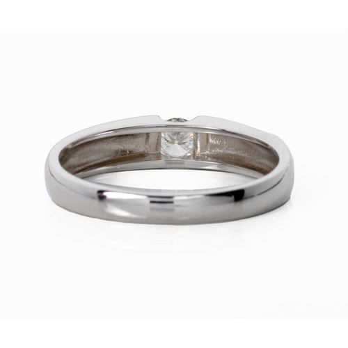 1023 - A DIAMOND SOLITAIRE RING