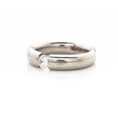 1032 - A DIAMOND SOLITAIRE RING