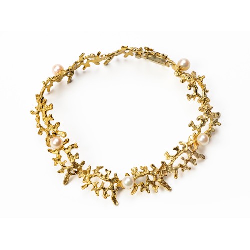 1042 - A PEARL AND GOLD BRACELET