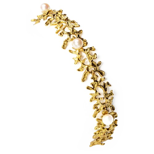 1042 - A PEARL AND GOLD BRACELET