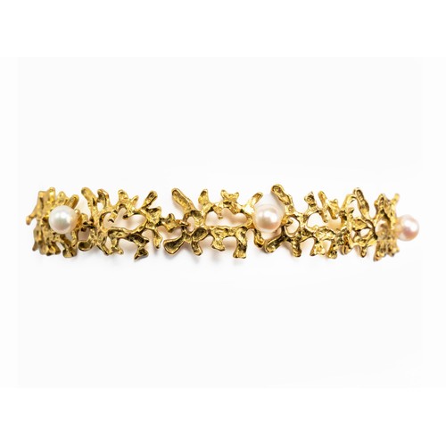 1042 - A PEARL AND GOLD BRACELET