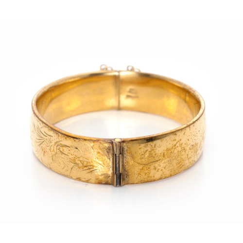 1083 - A 9CT GOLD METAL-CORE HINGED BANGLE