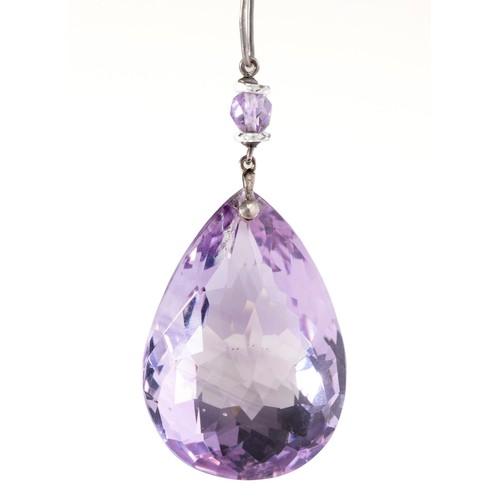 1084 - AN AMETHYST PENDANT