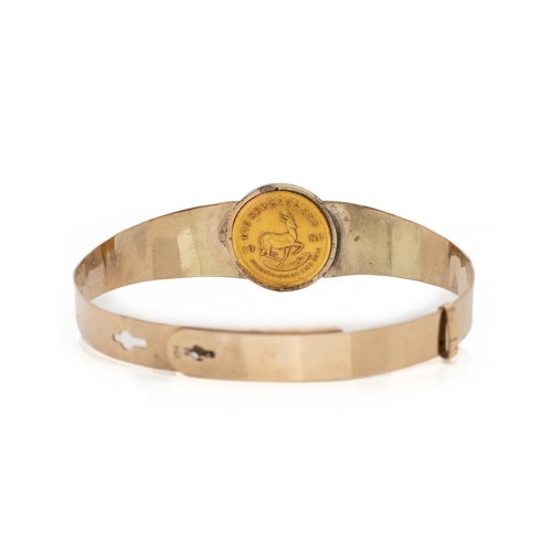 1090 - A COIN-MOUNTED BANGLE