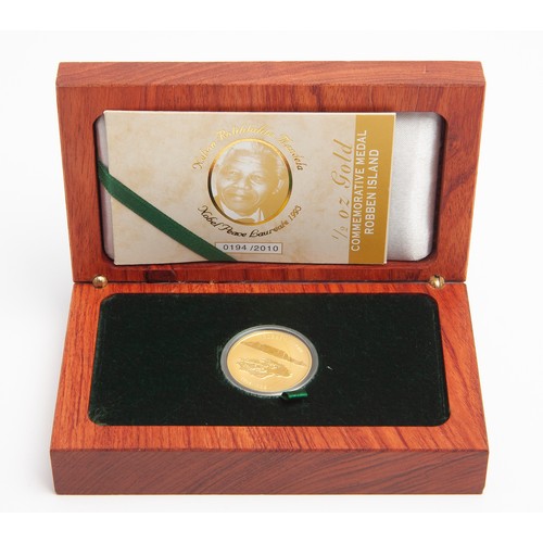 94 - A NELSON MANDELA COMMEMORATIVE MEDAL -ROBBEN ISLAND 1/2 OUNCE