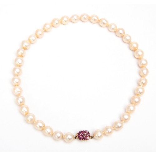 1186 - A PEARL NECKLACE