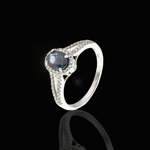 1111 - A SAPPHIRE AND DIAMOND RING